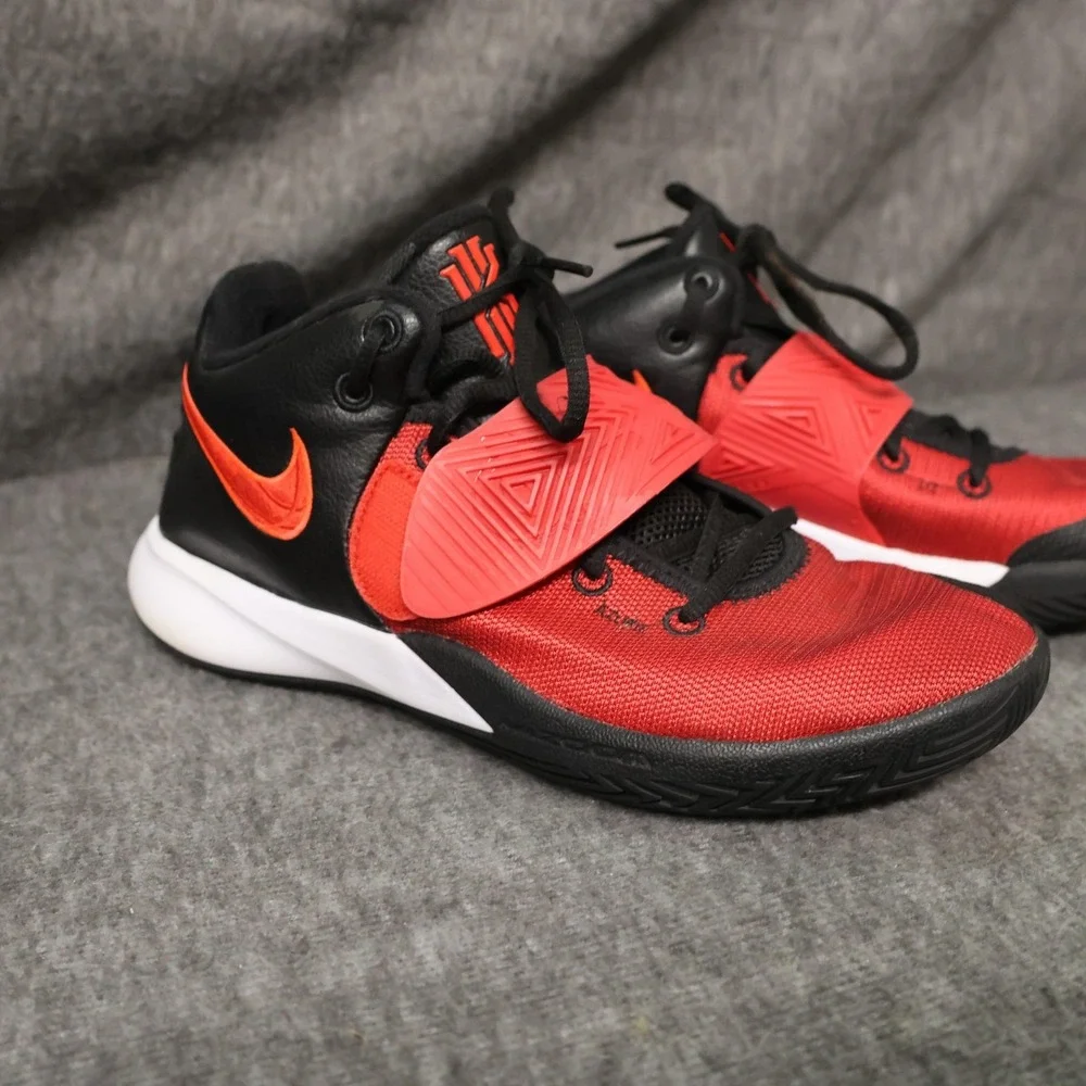 Nike Kyrie Flytrap 3‎ Shoes Mens Size 8.5 Red Black Basketball BQ3060-009